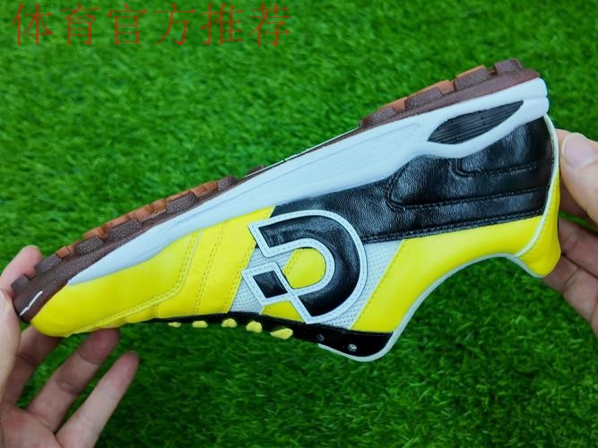 这样FUN的五人制丨 没有钉的足球鞋 这样FUN的五人制丨 没有钉的足球鞋